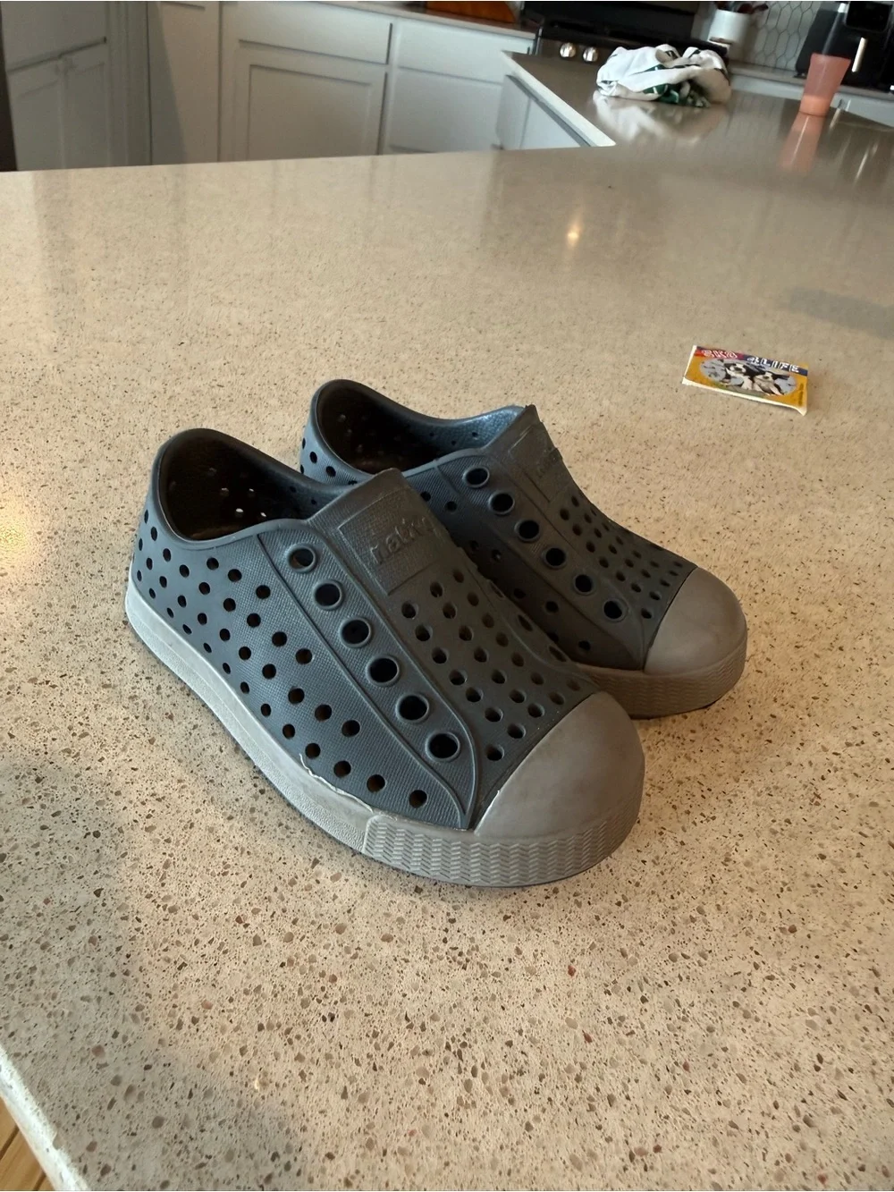 Native Kids’ Jefferson Slip-On Sandals in Charcoal and Gray Toe